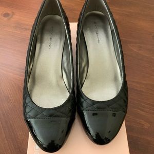 Black wedge dress shoes by Bandolino